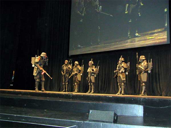 Image 35: The squad 
              from Jin Roh storming the Masquerade