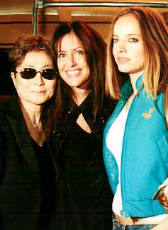 <font face="Arial, Helvetica, sans-serif"><b>After the show, Yoko Ono visits designer Jill Stuart and model 